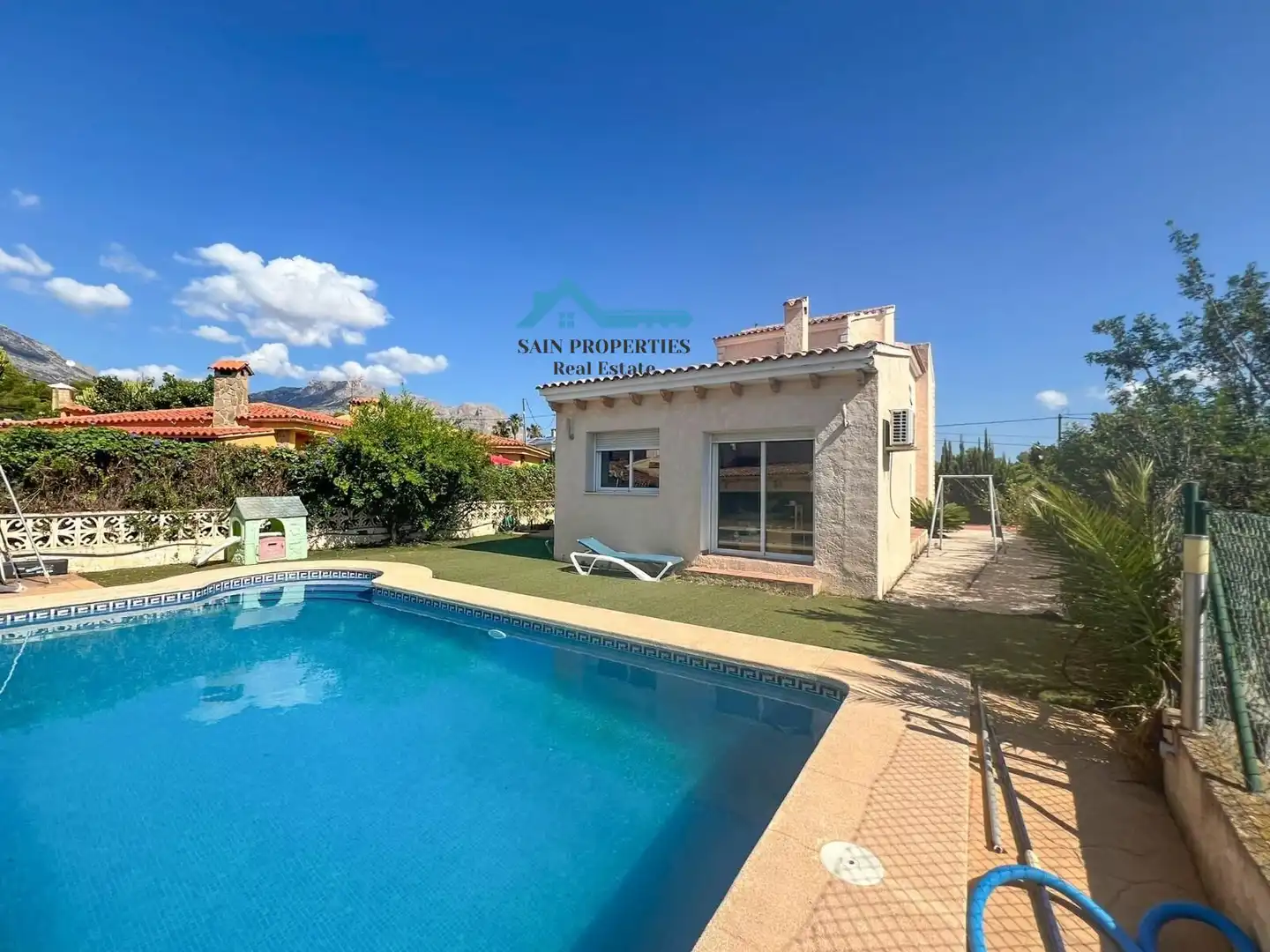 Vista exterior de Casa o chalet en venta en La Nucia con Aire acondicionado, Jardín privado y Terraza