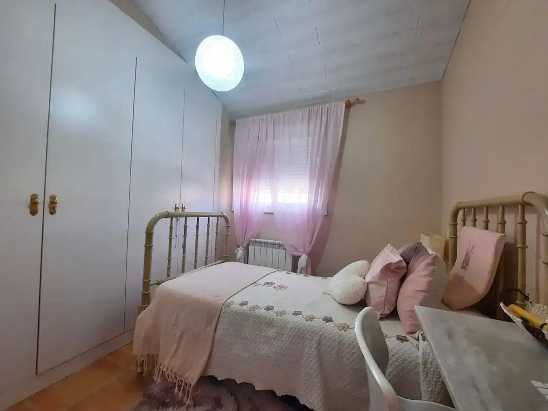 Schlafzimmer von Einfamilien-Reihenhaus zum Verkauf in Escalona mit Klimaanlage, Heizung und Terrasse