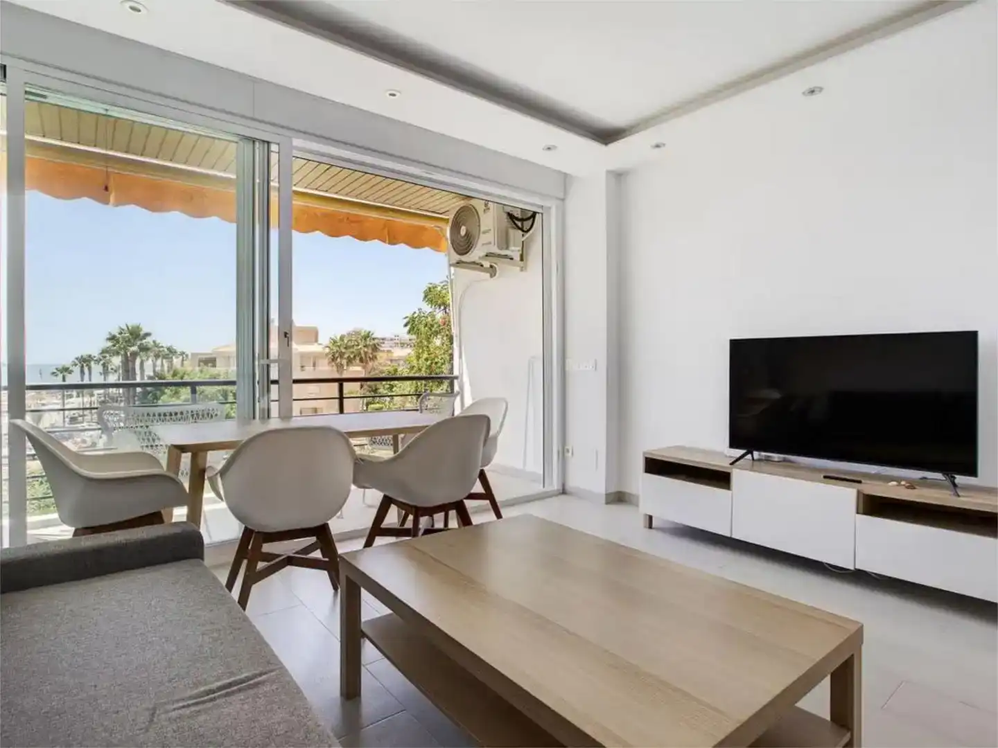 Living room of Study for rent in Torremolinos  with Air Conditioner, Swimming Pool and Balcony