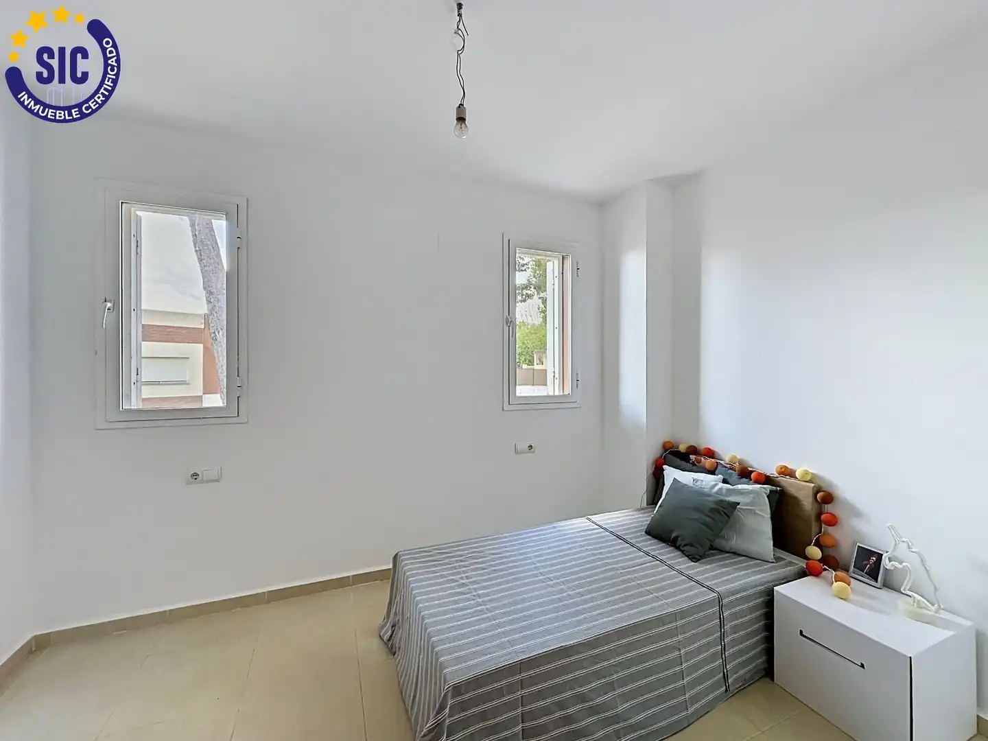 Habitación de Casa adosada en venta en Serra con Jardín privado, Terraza y Piscina comunitaria