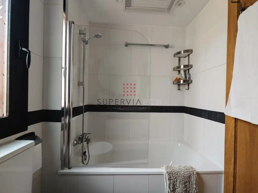 Badezimmer von Dachboden zum Verkauf in Barcelona mit Balkon