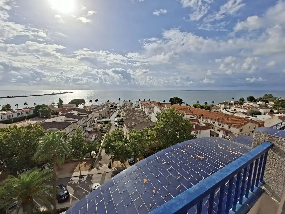 Vista exterior de Àtic en venda en La Ràpita amb Piscina comunitària