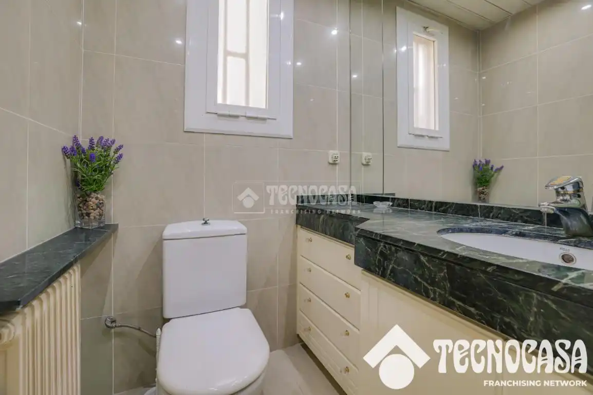 Baño de Ático en venta en Barcelona con Aire acondicionado, Calefacción y Terraza