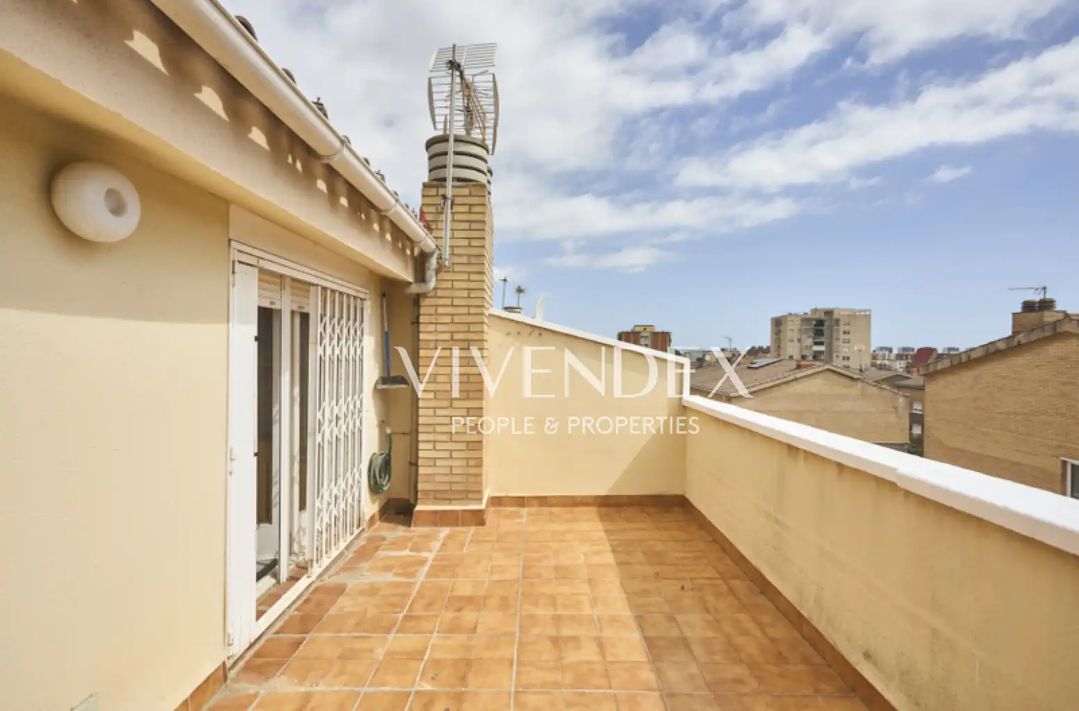 Vista exterior de Casa adosada en venta en Viladecans con Calefacción, Jardín privado y Terraza