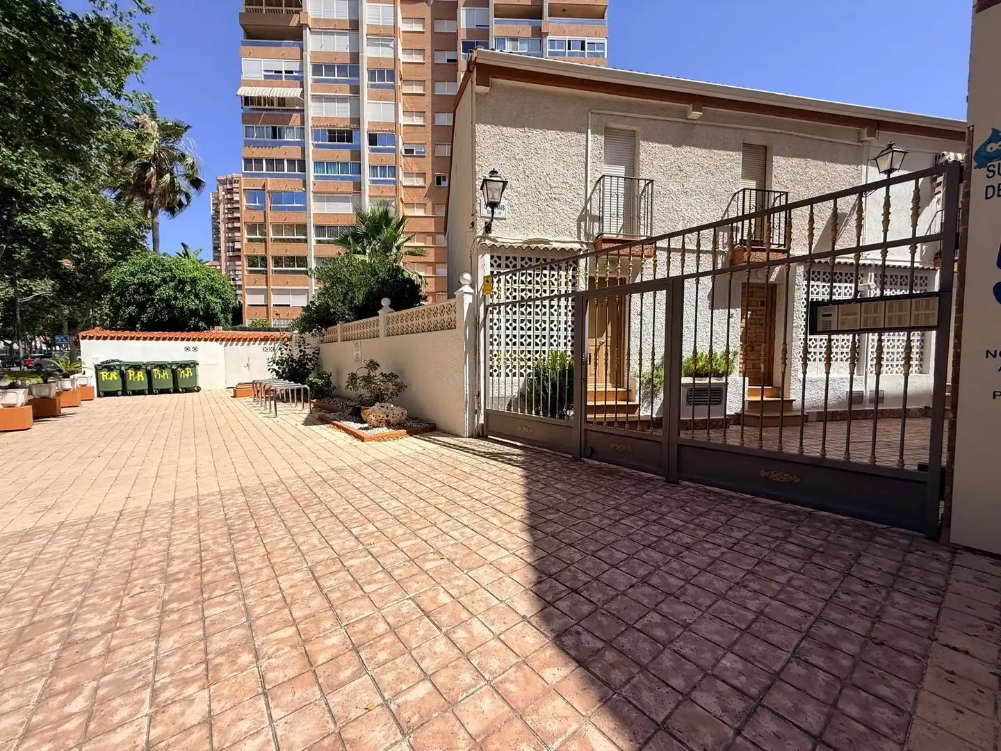 Vista exterior de Apartament en venda en Benidorm amb Jardí privat, Terrassa i Moblat