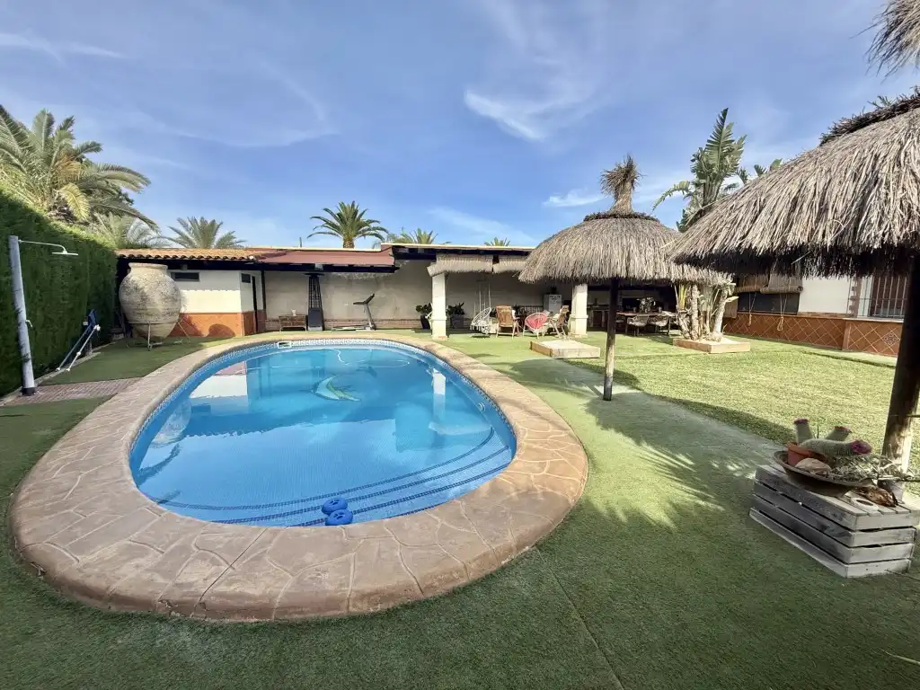 Piscina de Casa o chalet en venta en Carmona con Aire acondicionado y Amueblado