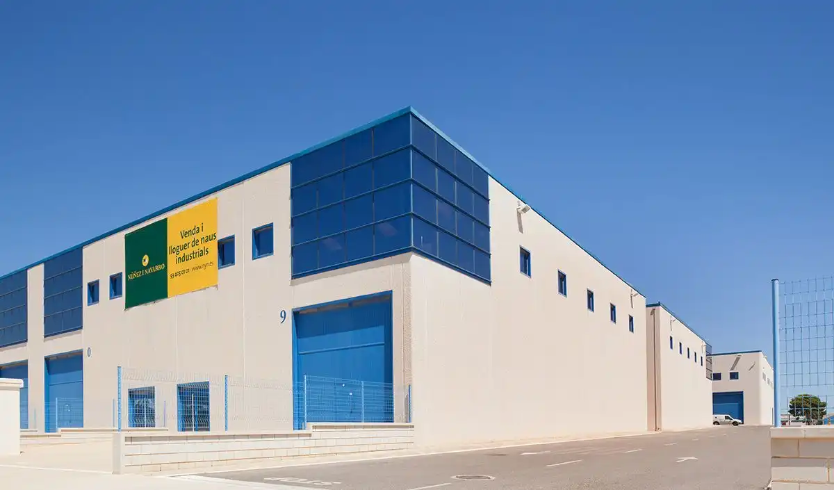 Außenansicht von Fabrikhallen zur Miete in Valls