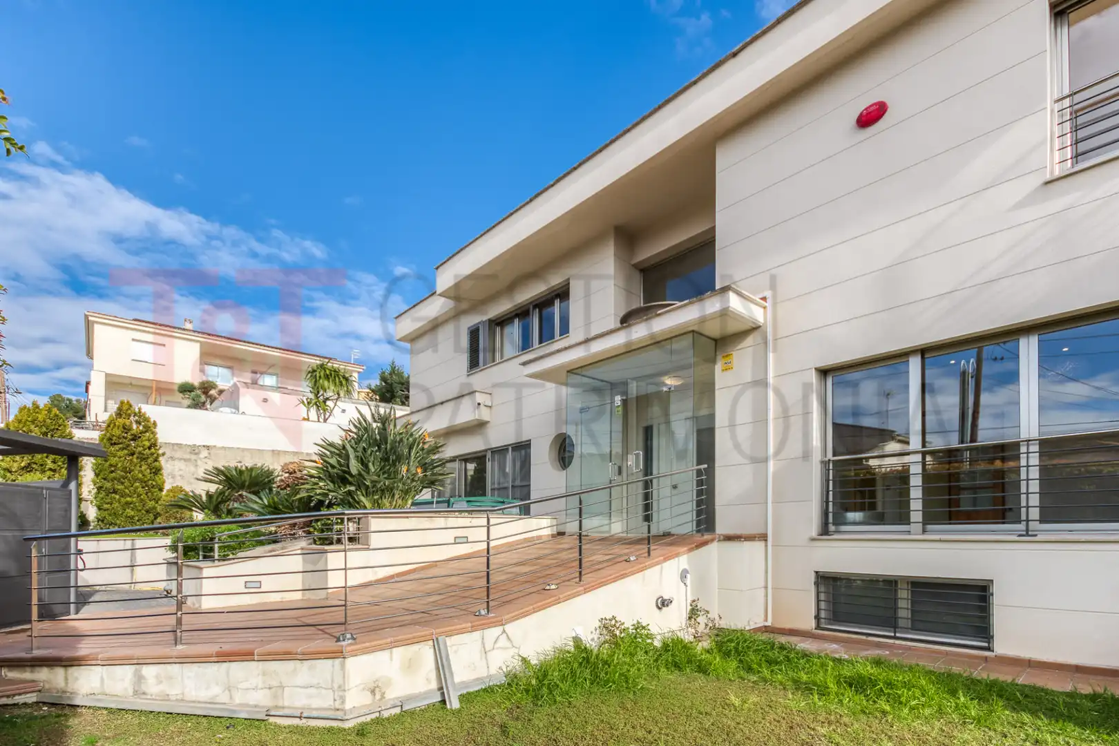 Vista exterior de Casa o xalet en venda en Alella amb Aire condicionat, Calefacció i Jardí privat