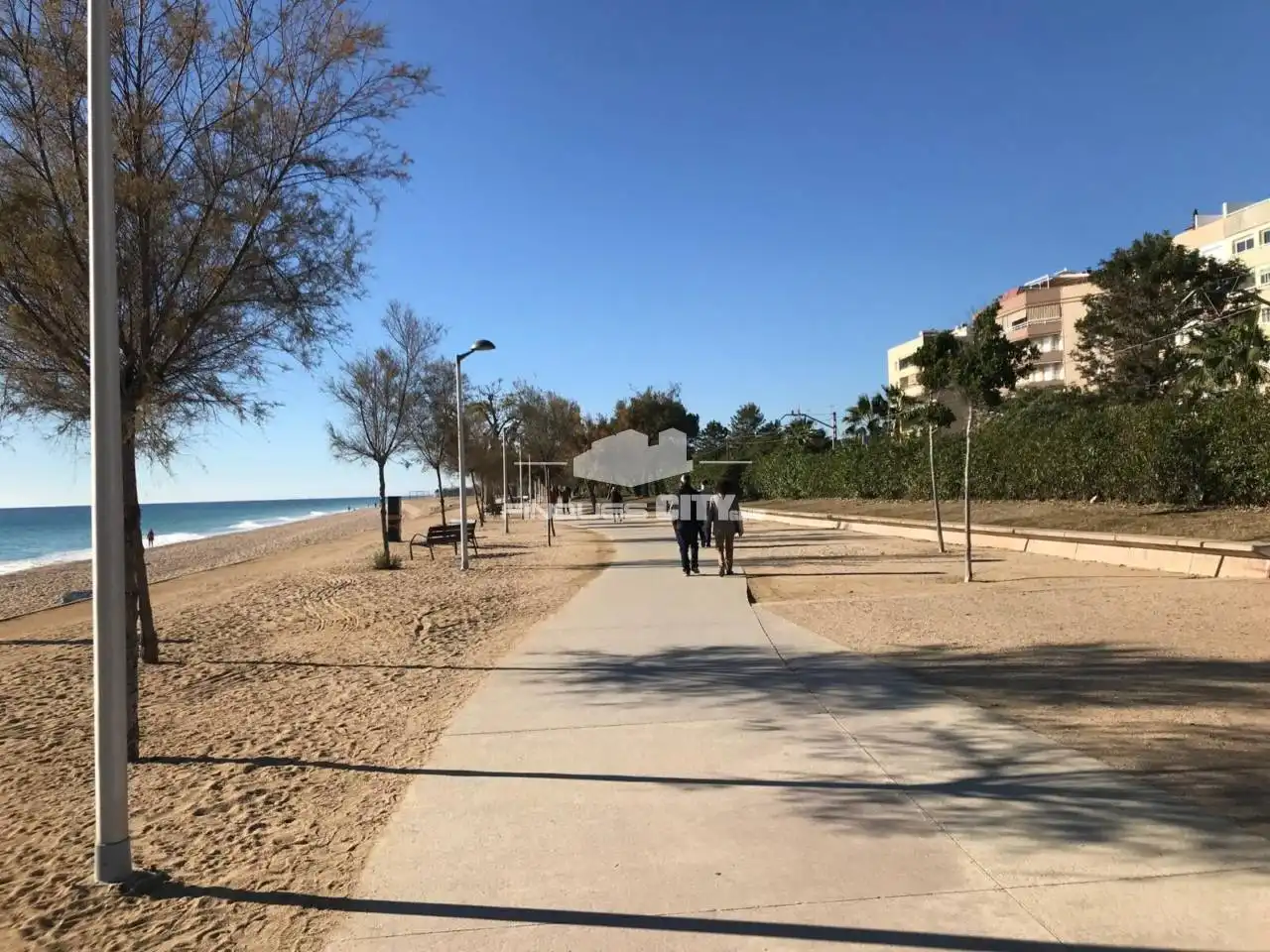Vista exterior de Estudi en venda en Pineda de Mar amb Moblat i Piscina comunitària