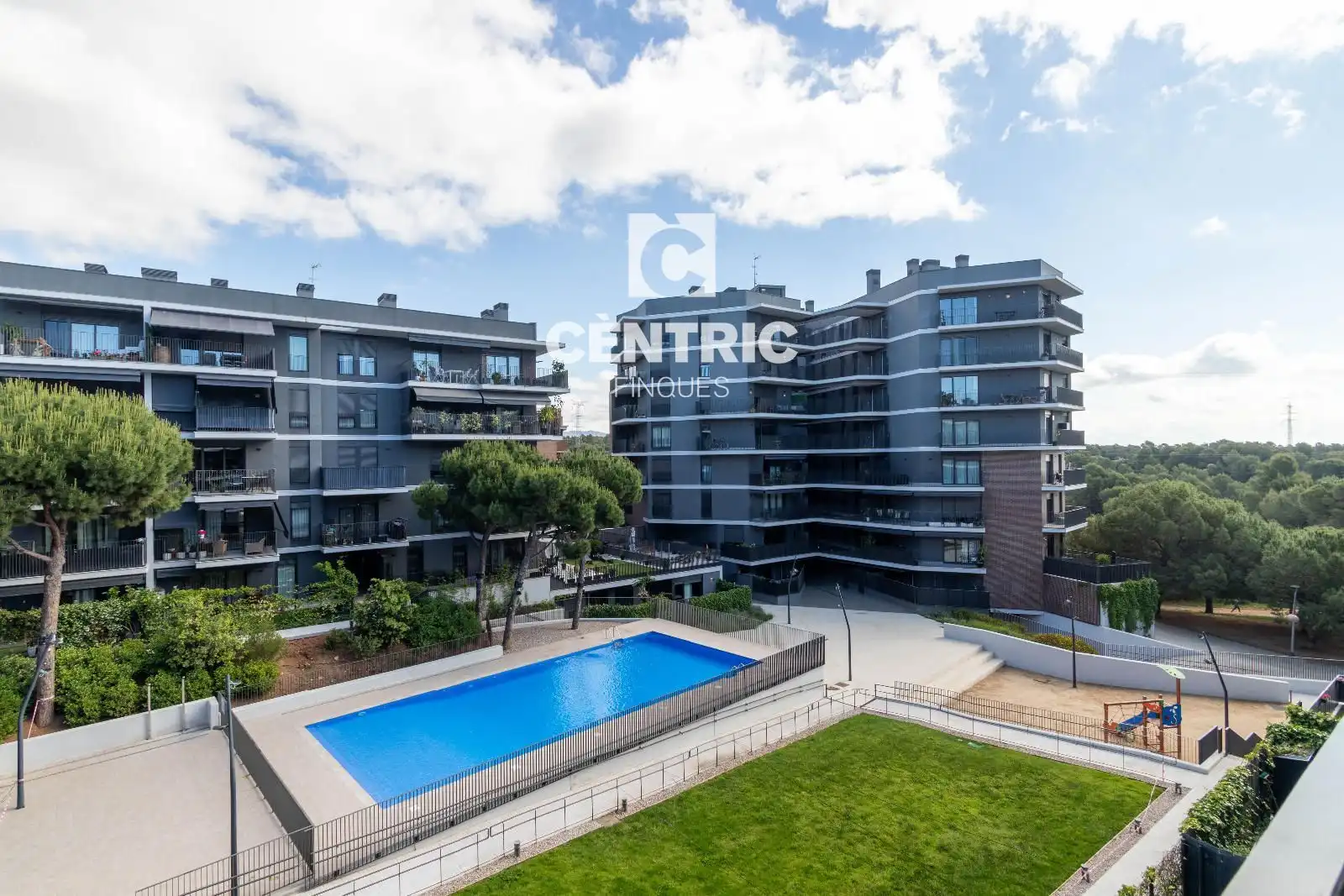 Vista exterior de Piso en venta en Terrassa con Aire acondicionado, Terraza y Trastero