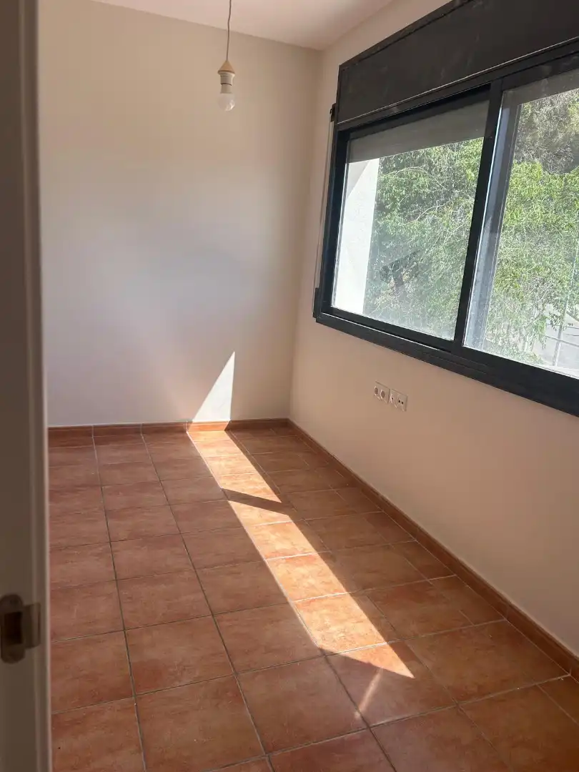 Habitación de Casa adosada en venta en Vilanova i la Geltrú con Aire acondicionado, Calefacción y Jardín privado