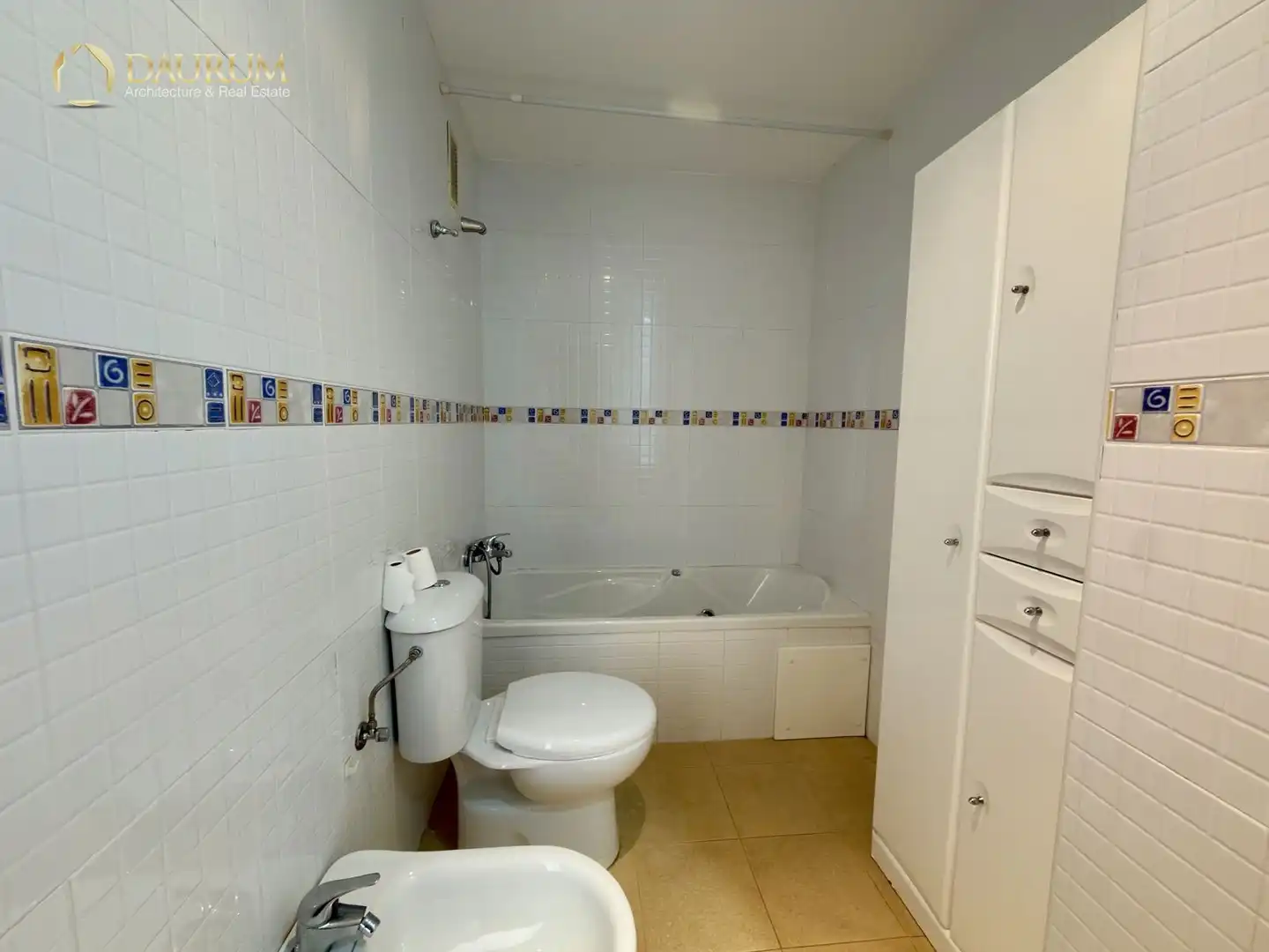 Bathroom of Flat for sale in Casc Urbà