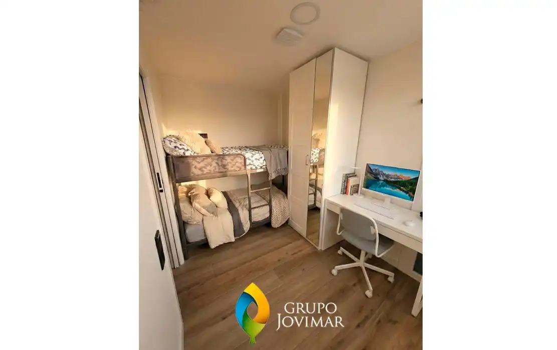 Dormitori de Pis per a compartir en Granada amb Aire condicionat, Jardí privat i Terrassa