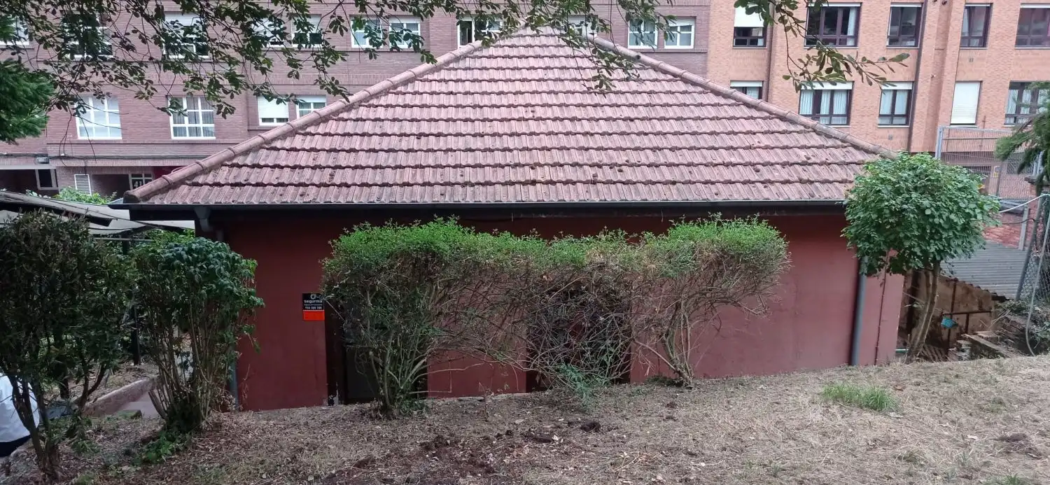 Vista exterior de Casa o xalet en venda en Oviedo  amb Calefacció i Parquet