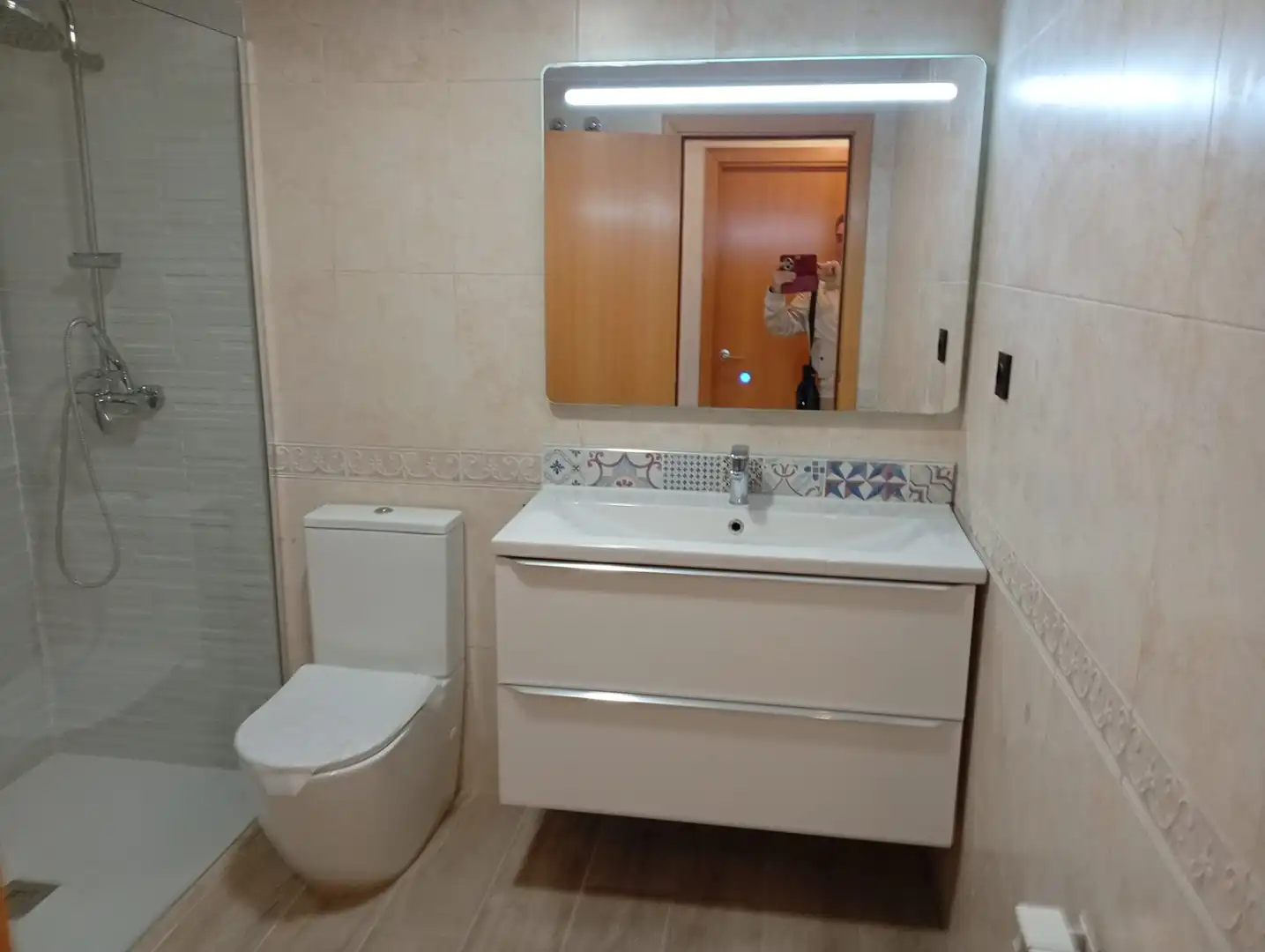 Badezimmer von Dachboden zum Verkauf in Calella mit Heizung, Parkett und Terrasse