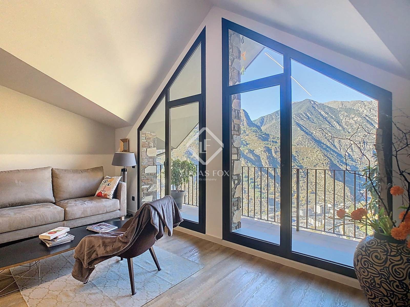 Sala d'estar de Casa o xalet en venda en  Madrid Capital amb Calefacció, Jardí privat i Terrassa