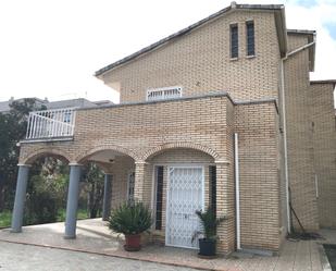 Vista exterior de Casa o xalet de lloguer en Vilanova i la Geltrú amb Jardí privat, Terrassa i Traster