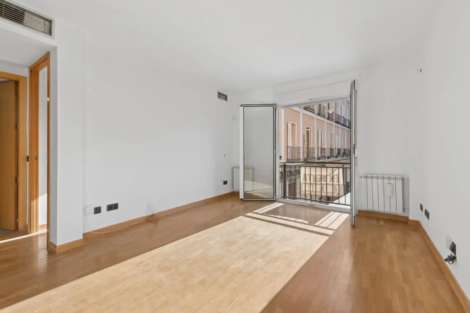 Flat with terrace for sale in Plaza de Pedro Zerolo, imagen 2
