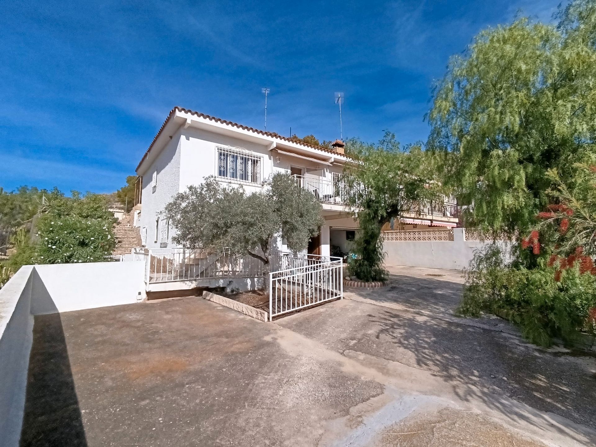 Vista exterior de Casa o xalet en venda en El Campello amb Jardí privat, Terrassa i Traster