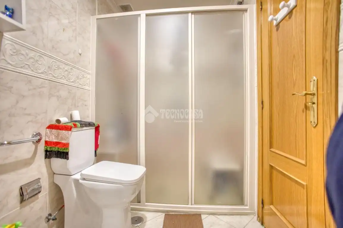 Bathroom of Flat for sale in Salamanca  with Heating and Balcony