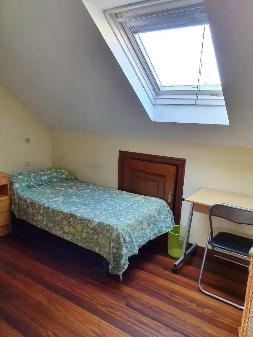 Habitación de Dúplex de alquiler en Santiago de Compostela  con Calefacción, Parquet y Amueblado