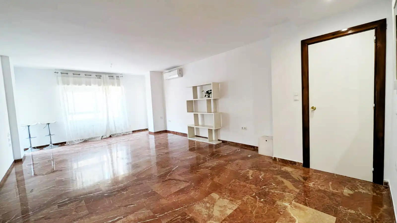 Flat with terrace to rent in Calle Santa Clotilde 33