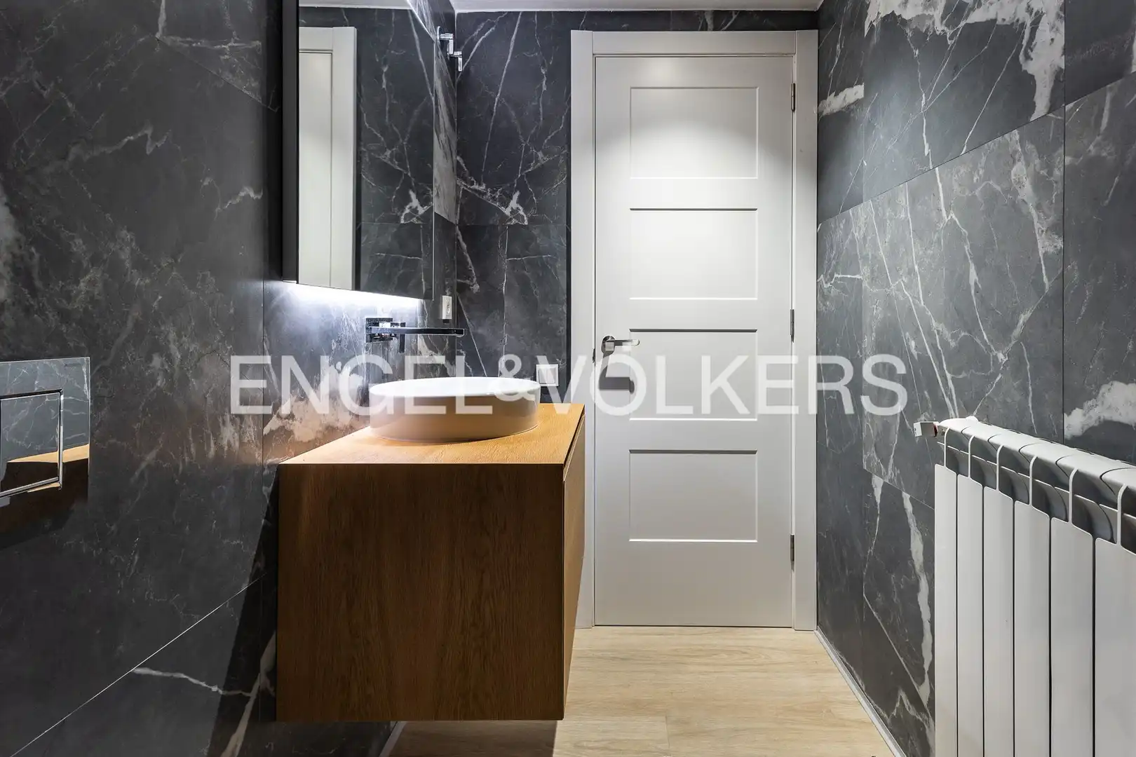 Badezimmer von Maisonette zum Verkauf in Barcelona mit Klimaanlage, Heizung und Parkett