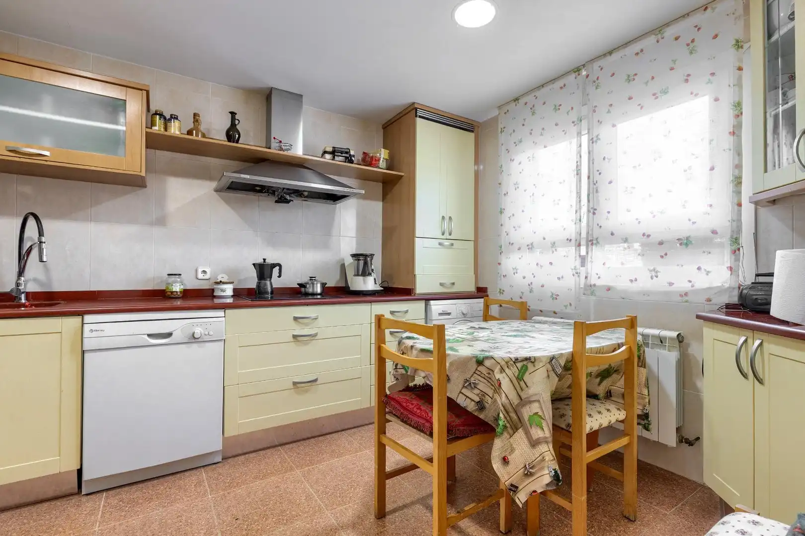 Küche von Einfamilien-Reihenhaus zum Verkauf in San Lorenzo de El Escorial mit Heizung, Privatgarten und Abstellraum