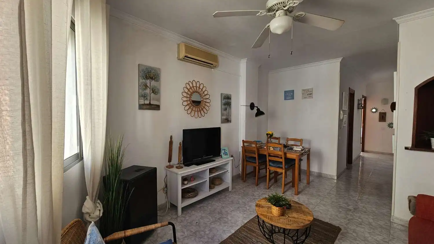Sala d'estar de Apartament de lloguer en Torremolinos amb Aire condicionat, Calefacció i Terrassa