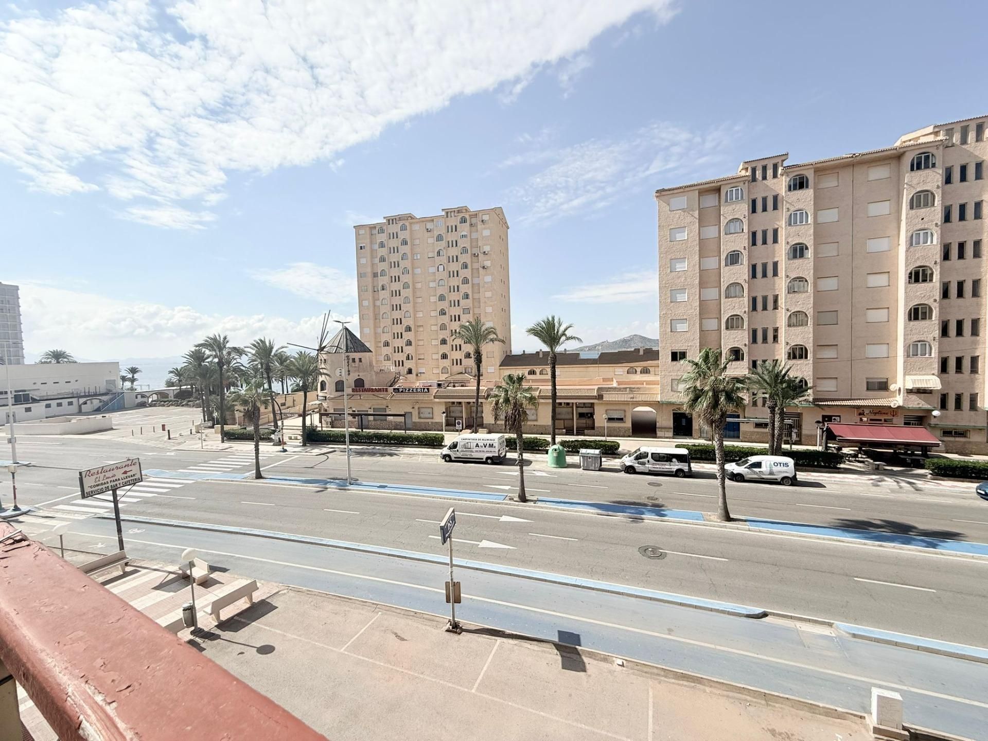 Vista exterior de Apartament en venda en La Manga del Mar Menor amb Aire condicionat, Jardí privat i Piscina comunitària