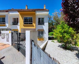 Vista exterior de Casa adosada en venda en Benalmádena amb Aire condicionat, Jardí privat i Parquet