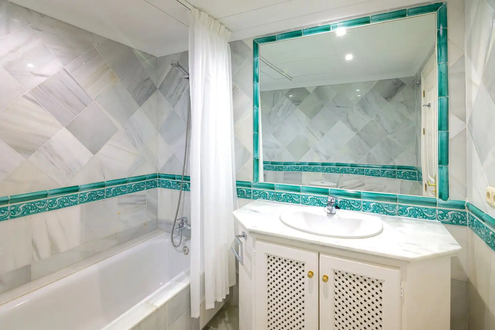 Baño de Apartamento en venta en Benahavís con Terraza, Amueblado y Piscina comunitaria
