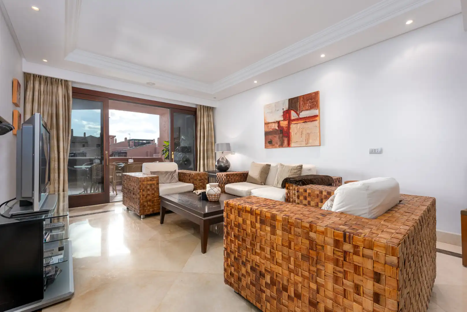 Sala d'estar de Apartament en venda en Estepona amb Aire condicionat, Terrassa i Piscina