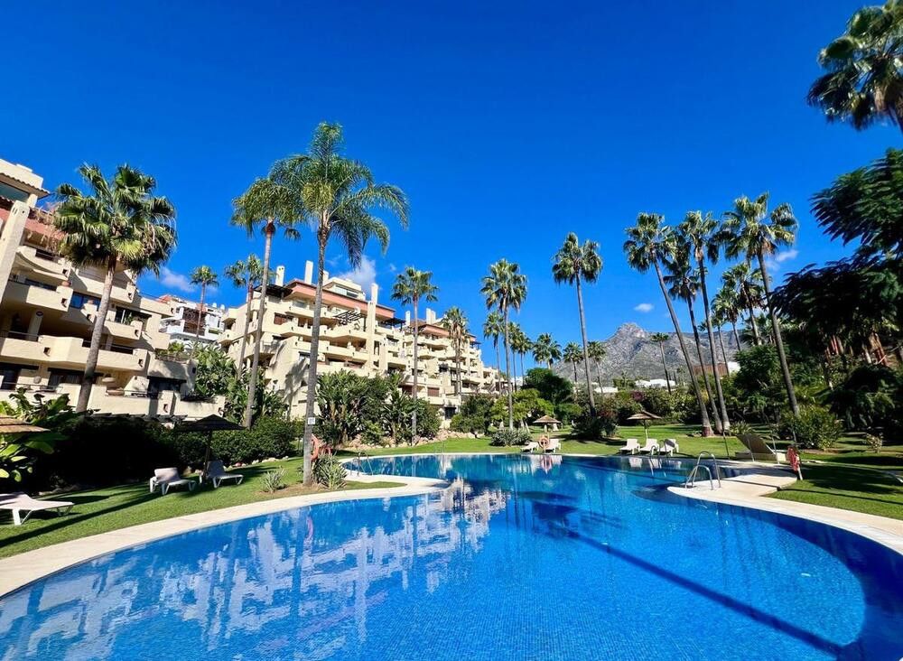 Vista exterior de Apartament de lloguer en Marbella amb Aire condicionat, Terrassa i Piscina