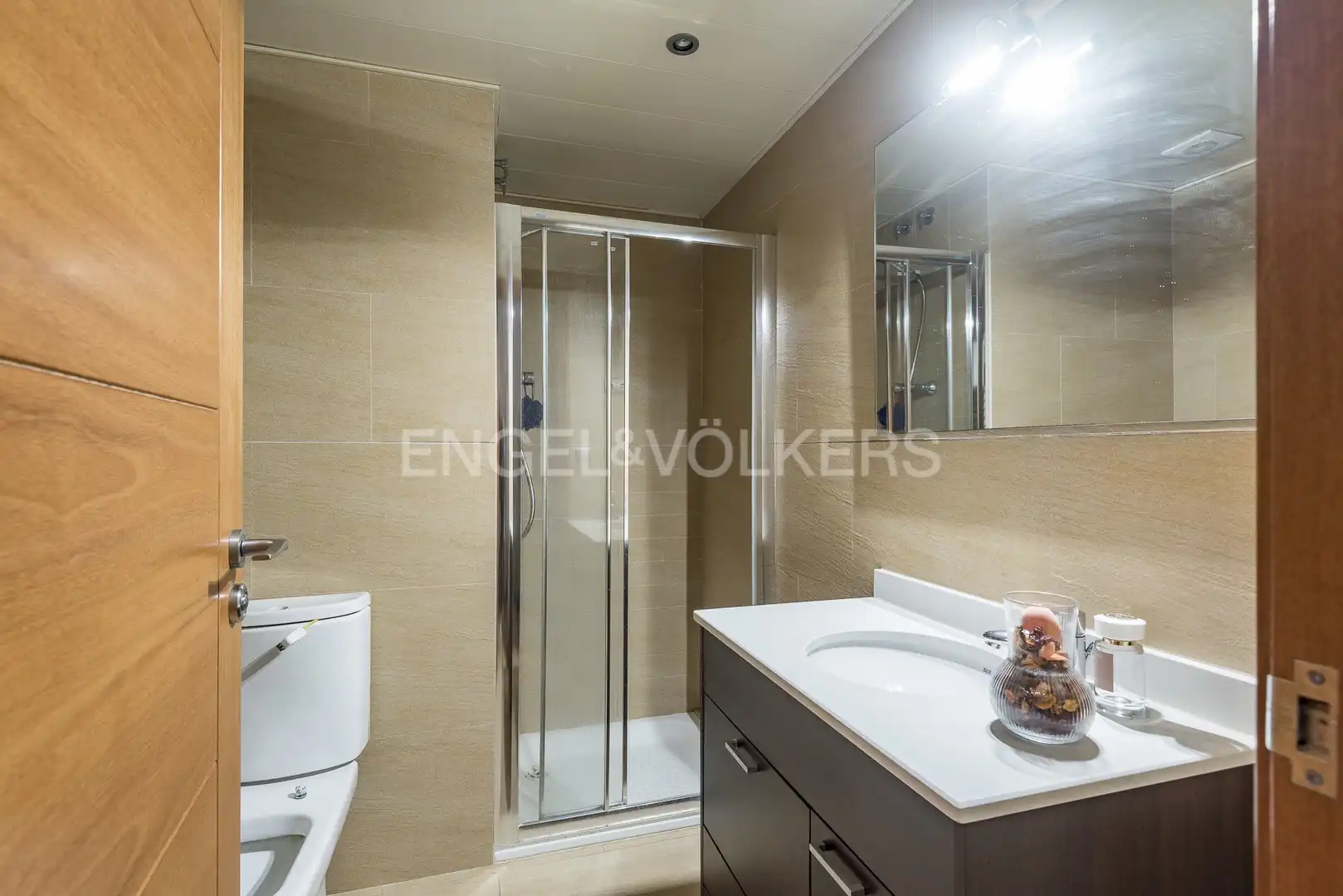 Badezimmer von Wohnung zum Verkauf in Barcelona mit Klimaanlage, Heizung und Privatgarten