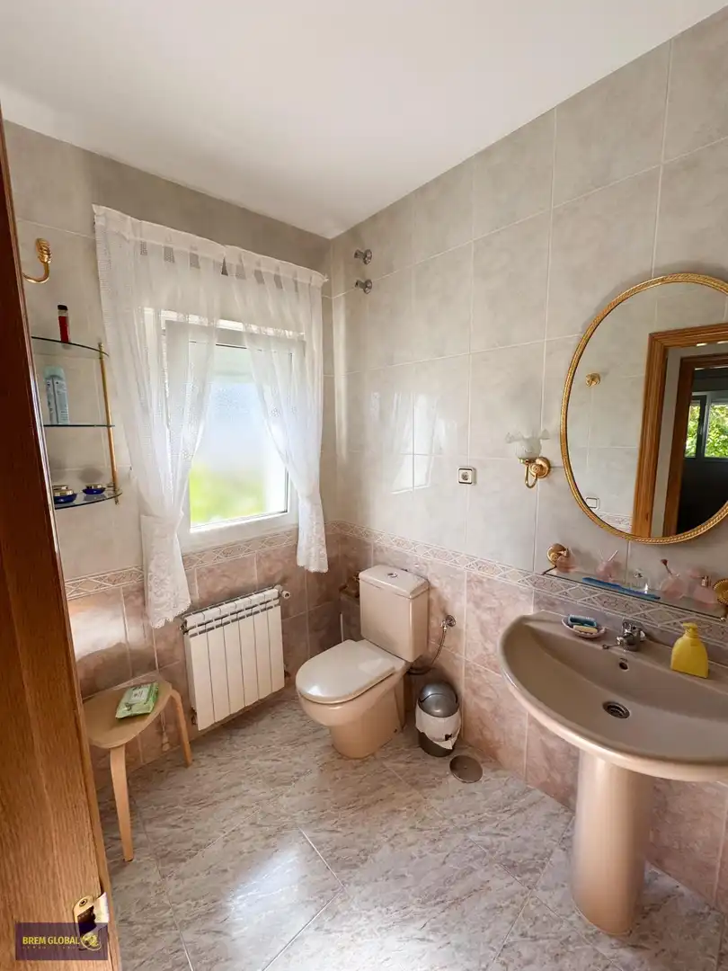Bathroom of Houses for sale in La Cabrera  with Heating, Private garden and Swimming Pool