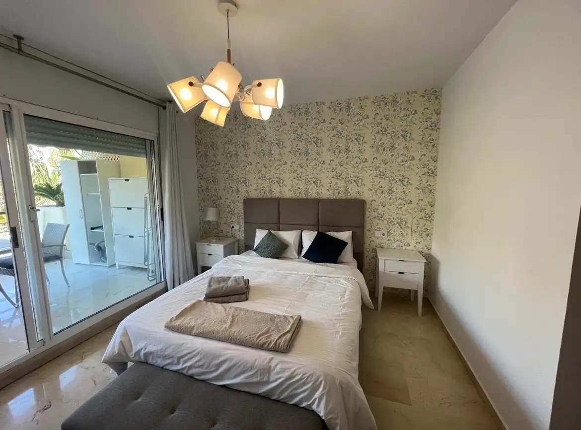 Dormitori de Pis en venda en Marbella amb Aire condicionat, Terrassa i Moblat
