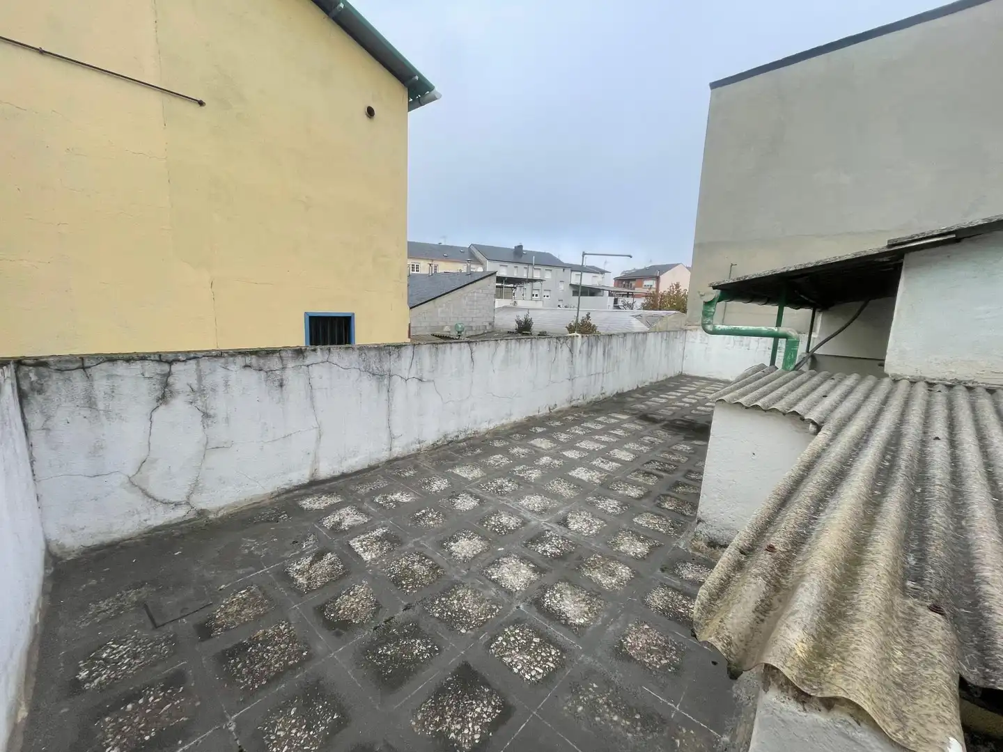 Außenansicht von Einfamilien-Reihenhaus zum Verkauf in Ponferrada mit Heizung und Terrasse