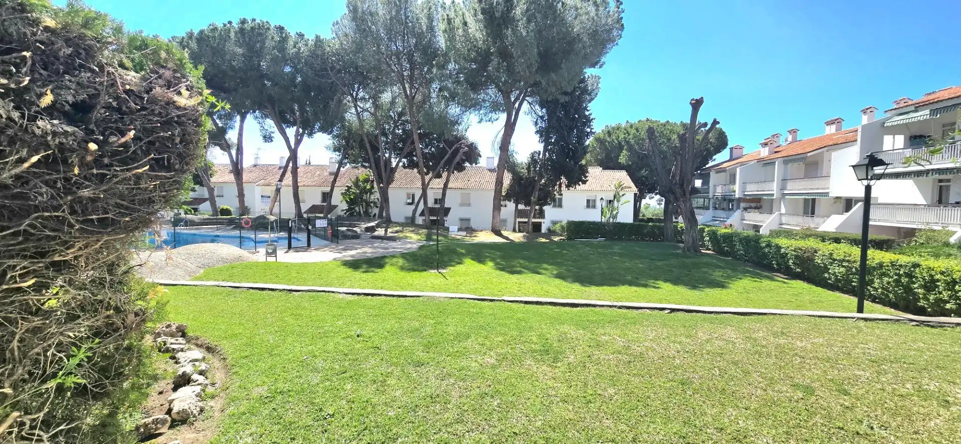 Vista exterior de Planta baixa en venda en Marbella amb Aire condicionat, Jardí privat i Terrassa