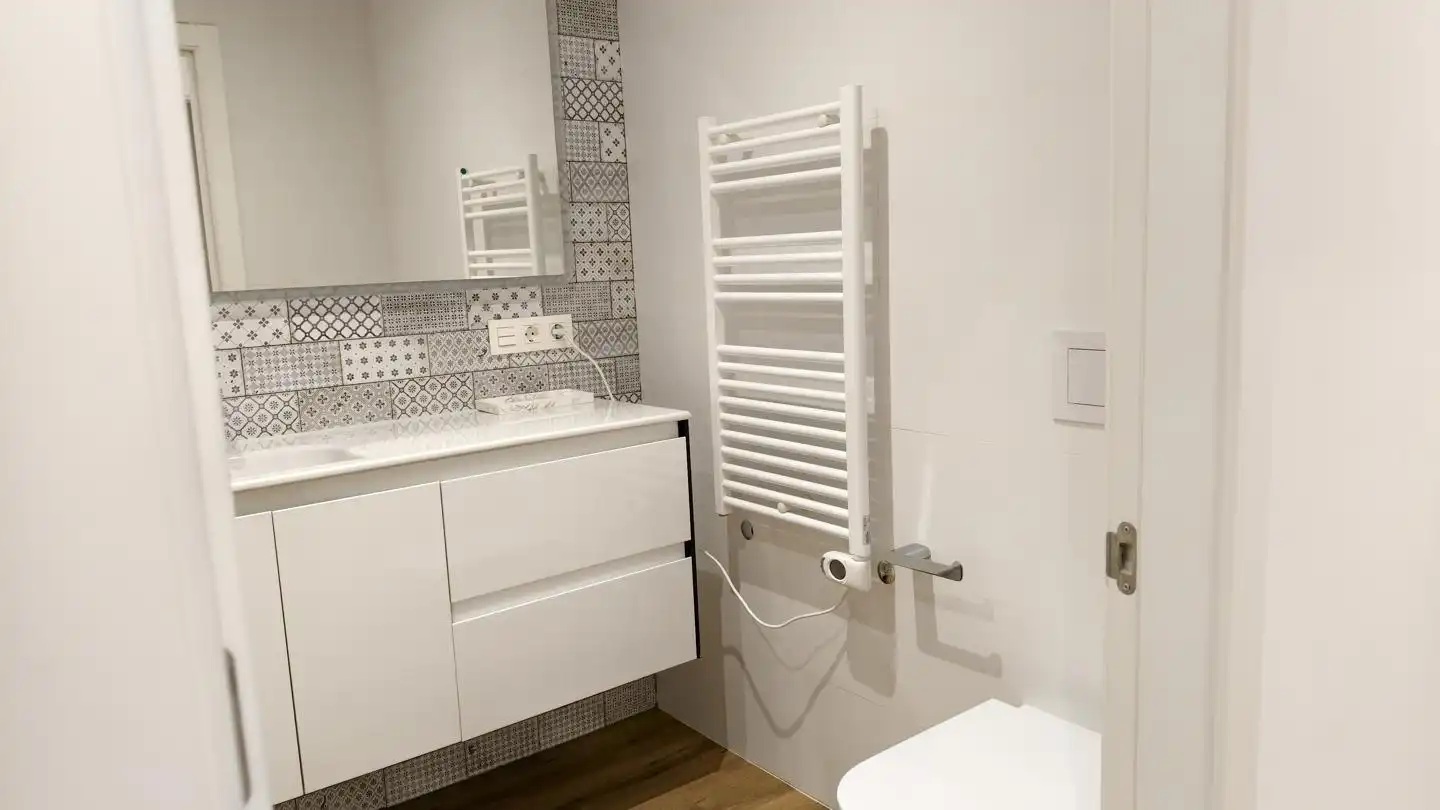 Badezimmer von Wohnung zum Verkauf in Santiago de Compostela  mit Heizung und Abstellraum