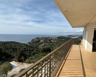 Vista exterior de Casa o xalet de lloguer en Lloret de Mar amb Calefacció, Jardí privat i Piscina