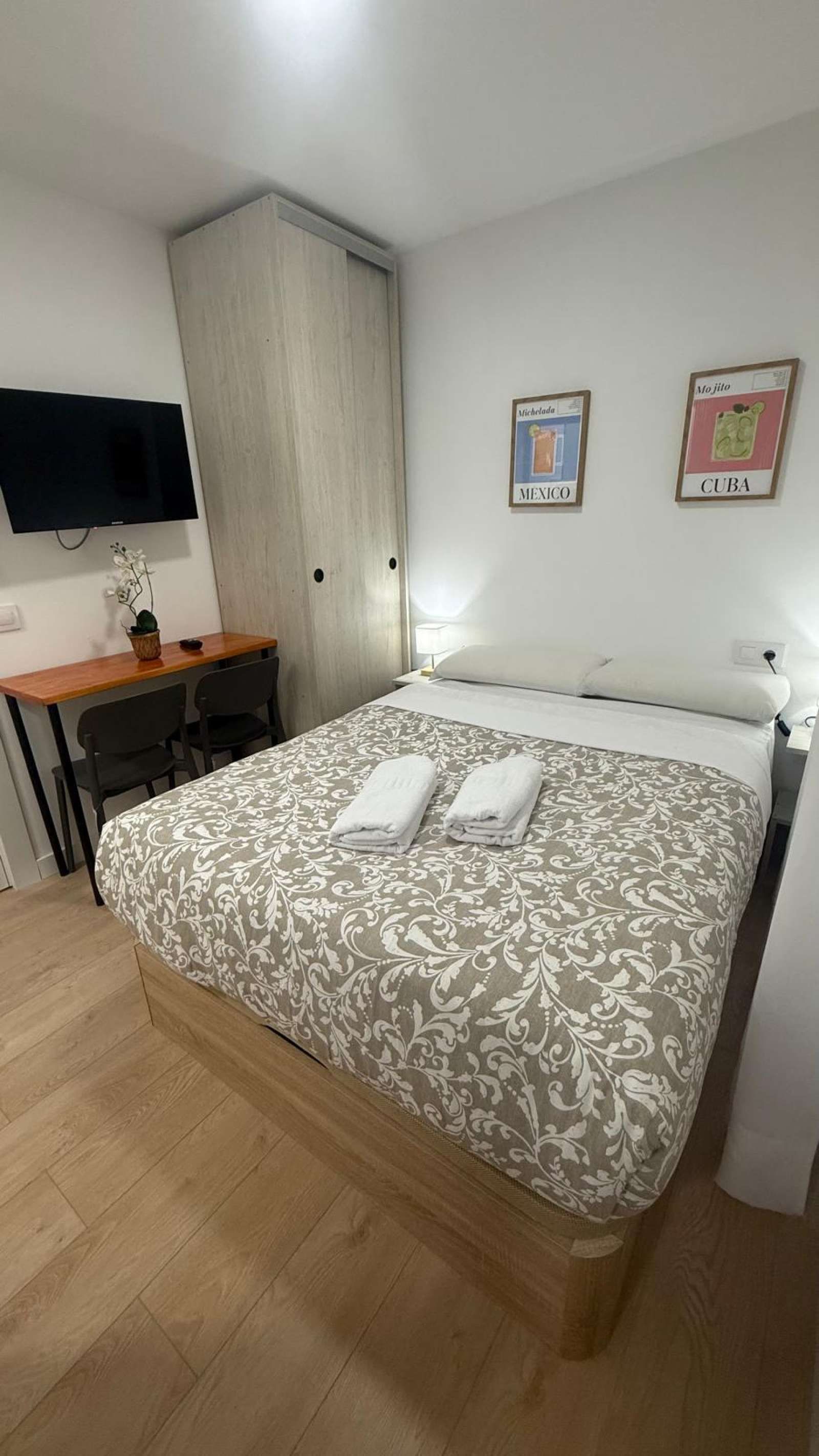 Bedroom of Study to share in  Madrid Capital  with Air Conditioner and Terrace