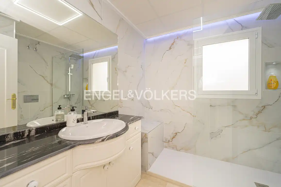 Badezimmer von Dachboden zum Verkauf in Benidorm mit Klimaanlage und Terrasse
