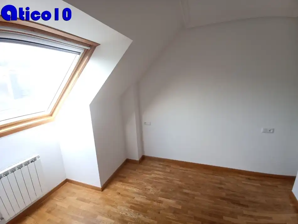 Dormitori de Àtic en venda en Oviedo  amb Calefacció, Jardí privat i Parquet