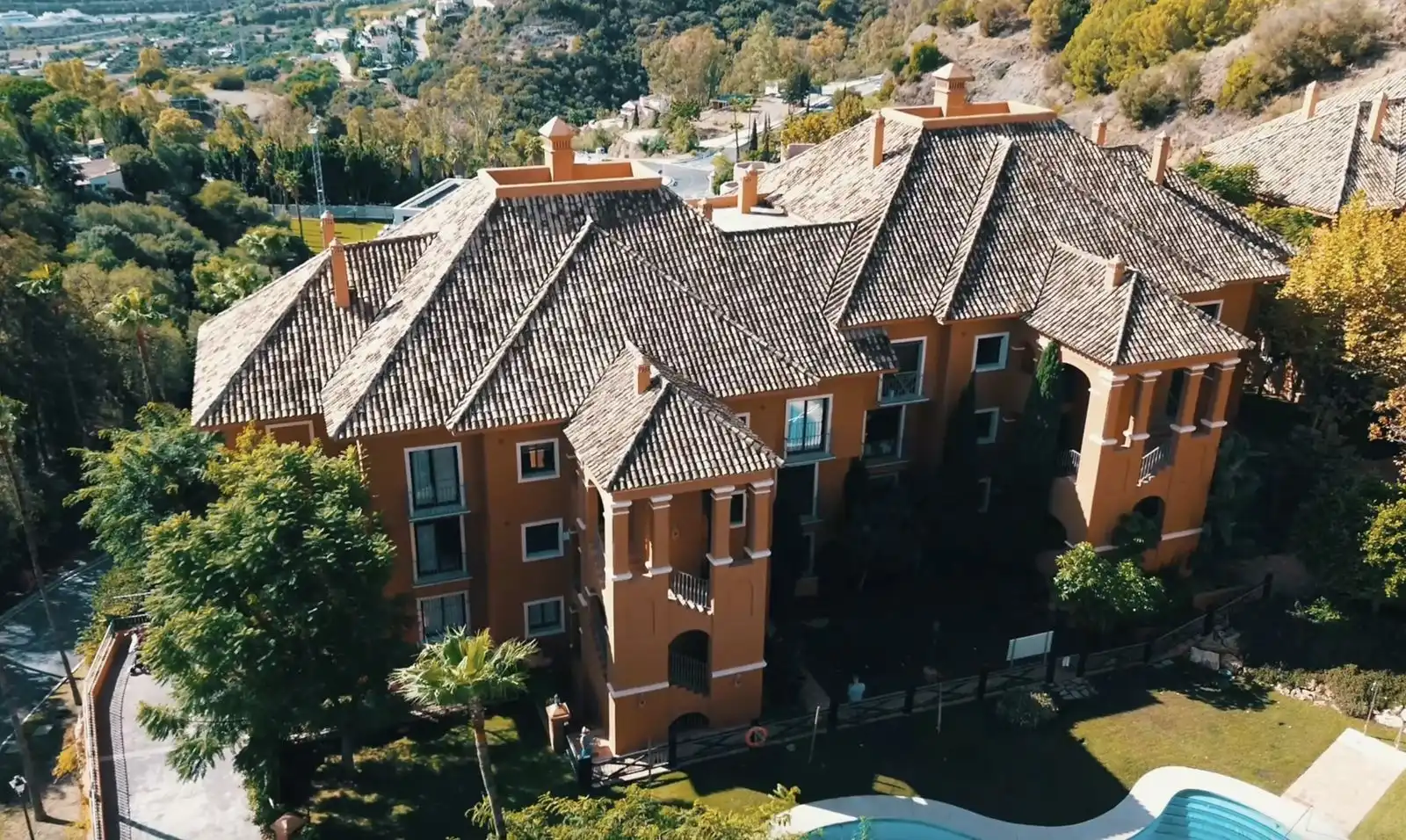 Vista exterior de Apartamento en venta en Benahavís con Terraza, Amueblado y Piscina comunitaria