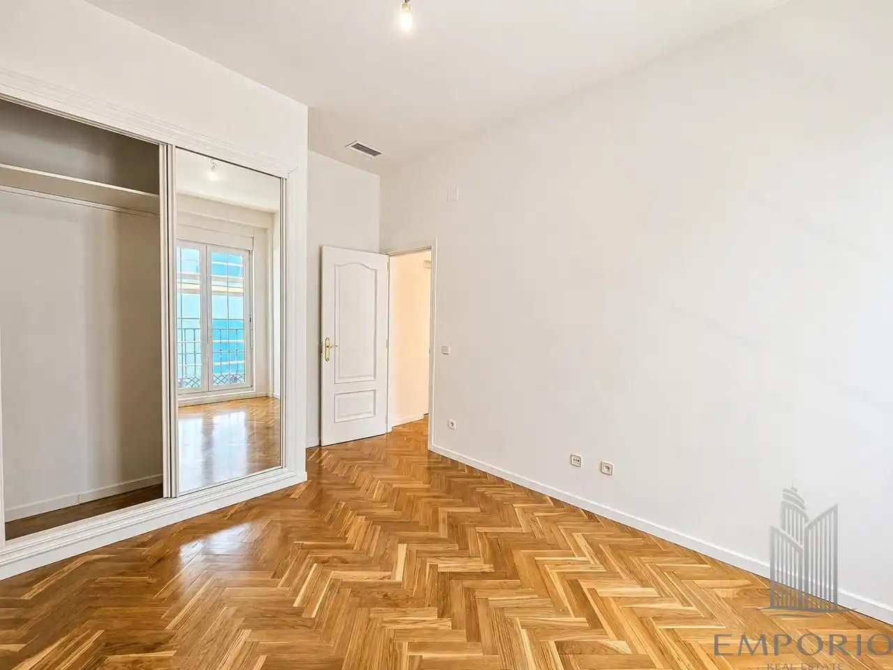 Bedroom of Flat for sale in Madrid  with Air Conditioner, Parquet flooring and Balcony