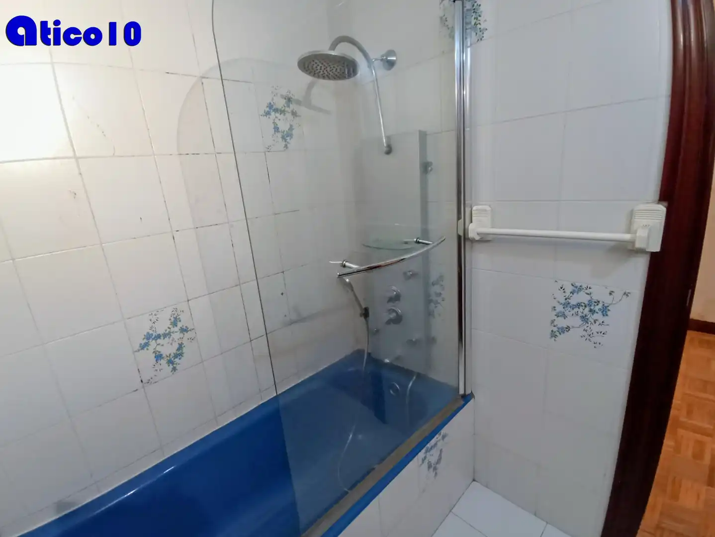 Bathroom of Attic for sale in Oviedo   with Heating, Parquet flooring and Terrace