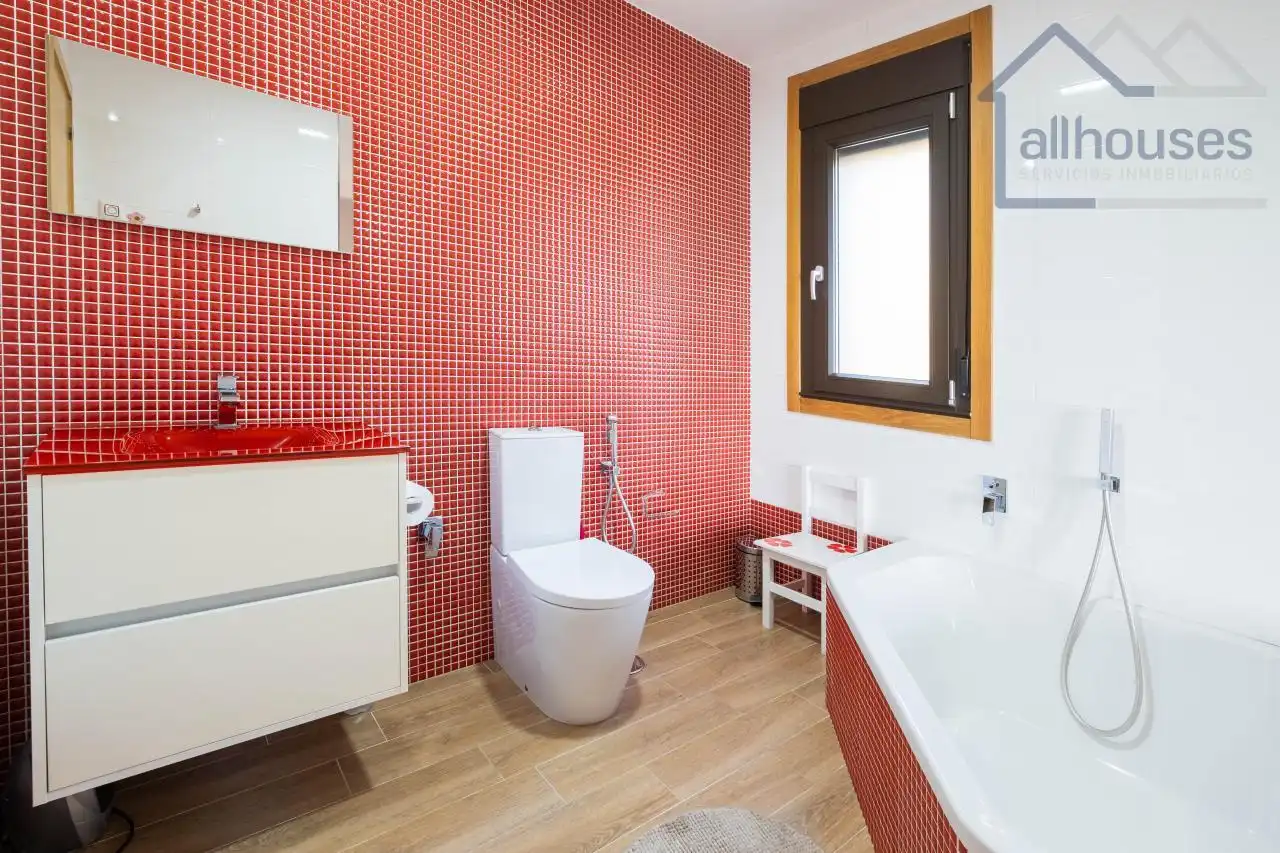 Baño de Casa o chalet en venta en Tui con Calefacción, Jardín privado y Terraza