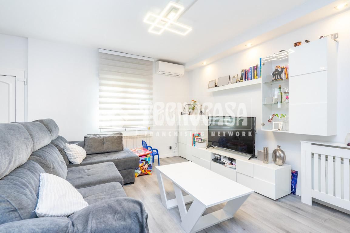 Sala d'estar de Casa adosada en venda en Colmenar Viejo amb Aire condicionat, Jardí privat i Terrassa