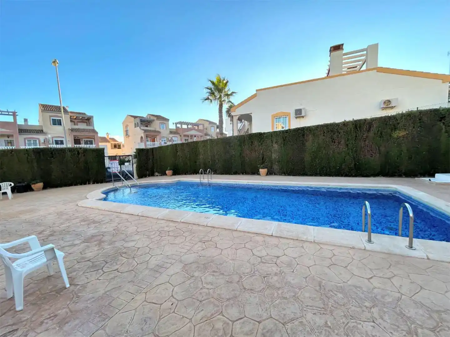 Piscina de Casa adosada en venda en Orihuela amb Aire condicionat, Jardí privat i Piscina